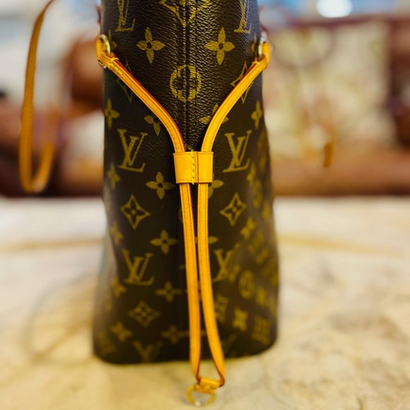 Louis Vuitton Neverfull MM Grenade in Turquoise - Picture 6 of 16